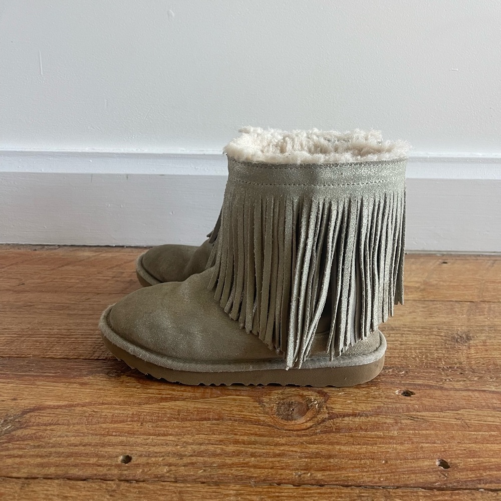 UGG CLASSIC SHORT FRINGE Size 3